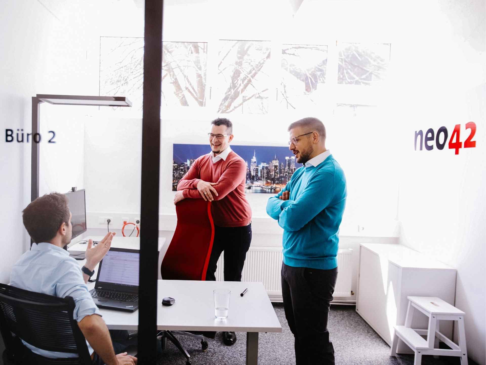 Bild Schreibtisch UEM ESM Besprechung neo42