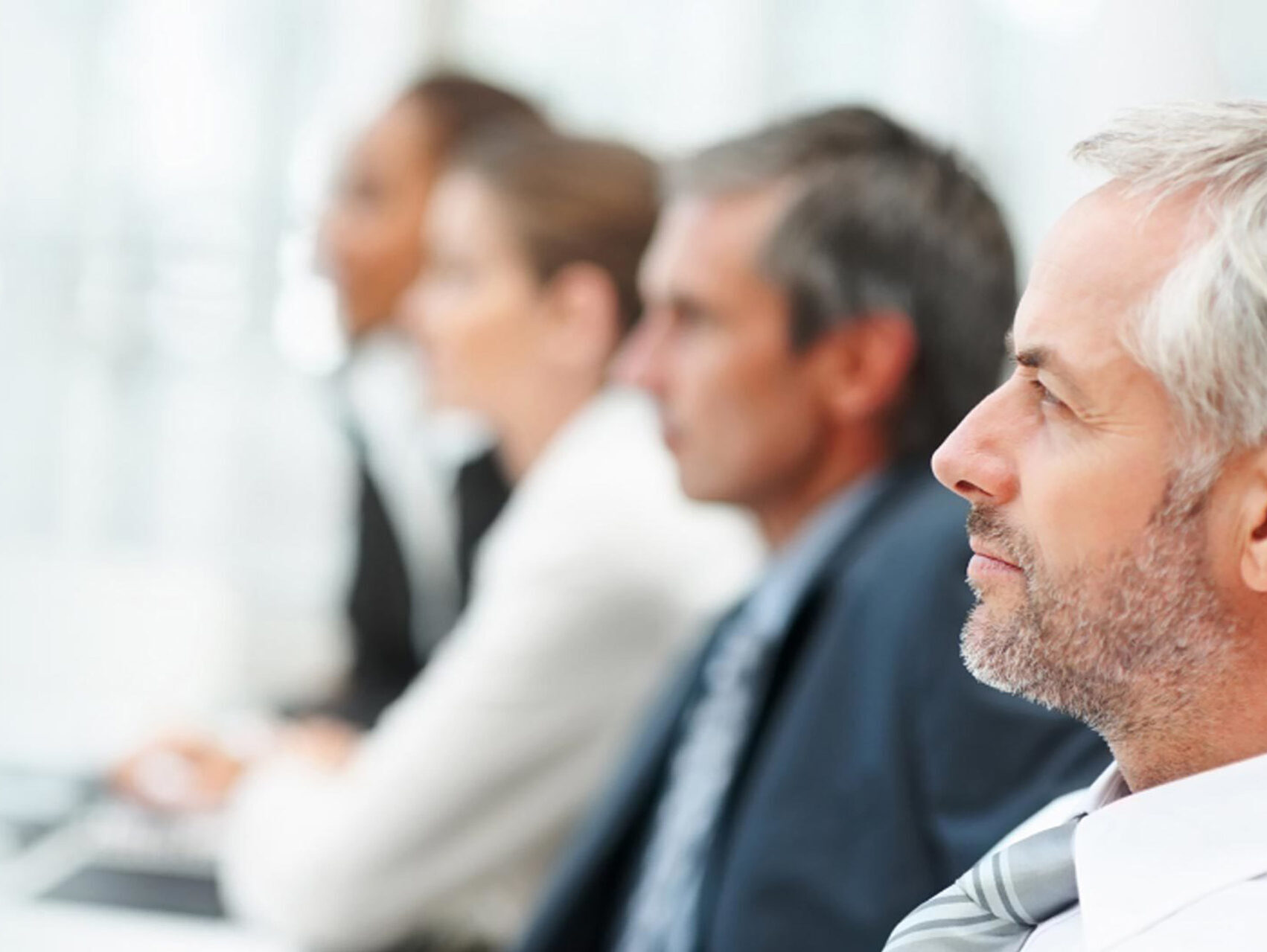 Magazin Unternehmenswachstum Team um drei Kollegen